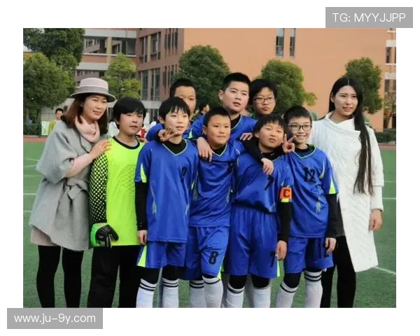 阳光少年逐梦绿茵场展现激情与力量的足球青春之旅